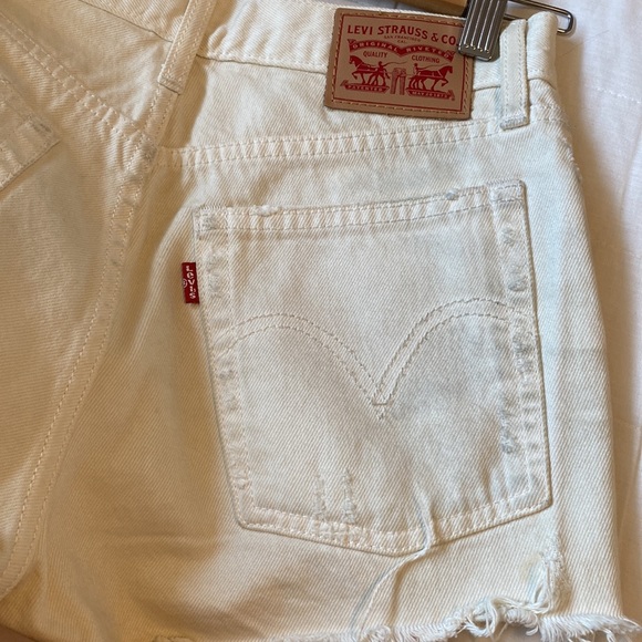 Levi’s cutoff white denim shorts. Size 26 - Picture 3 of 5
